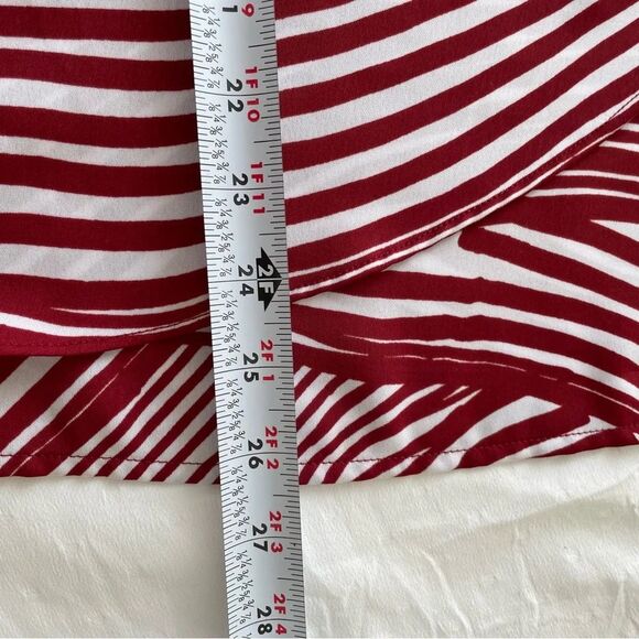 Liz Claiborne Asymmetrical Ruched Sleeveless Blouse in White and Deep Red - Picture 6 of 8